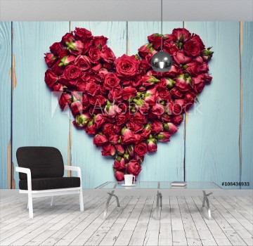 Bild på Heart shape of roses on wooden background